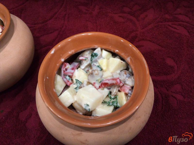 Фото приготовление рецепта: Картофель с шампиньонами и петрушкой в горшках шаг №8