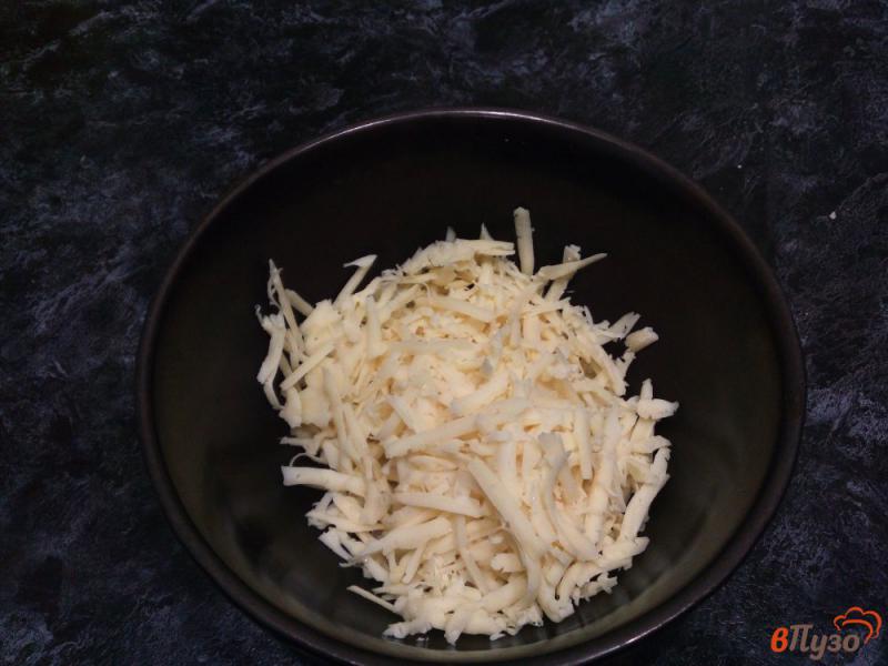 Фото приготовление рецепта: Пирожки с сыром и зеленым луком на сковороде шаг №3