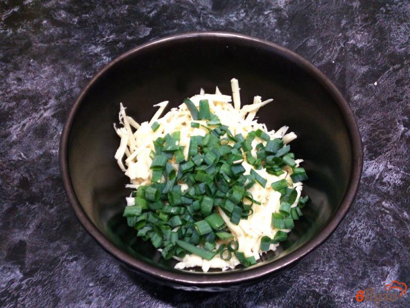 Фото приготовление рецепта: Пирожки с сыром и зеленым луком на сковороде шаг №4