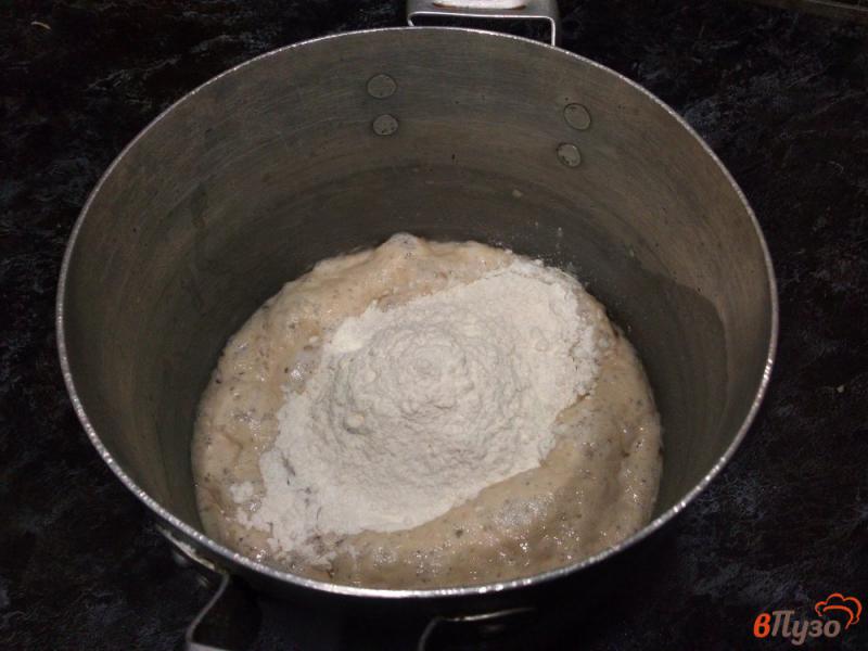 Фото приготовление рецепта: Пирожки с сыром и зеленым луком на сковороде шаг №7