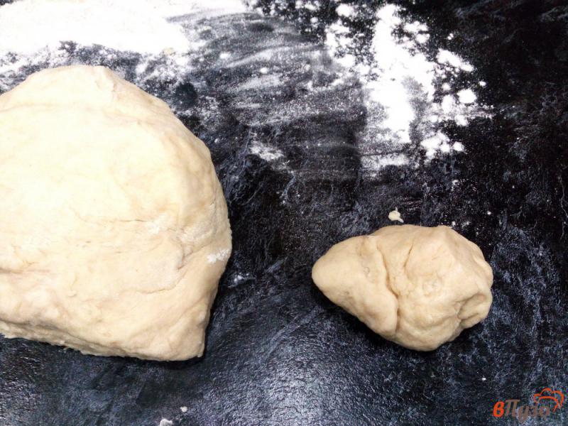 Фото приготовление рецепта: Пирожки с сыром и зеленым луком на сковороде шаг №9