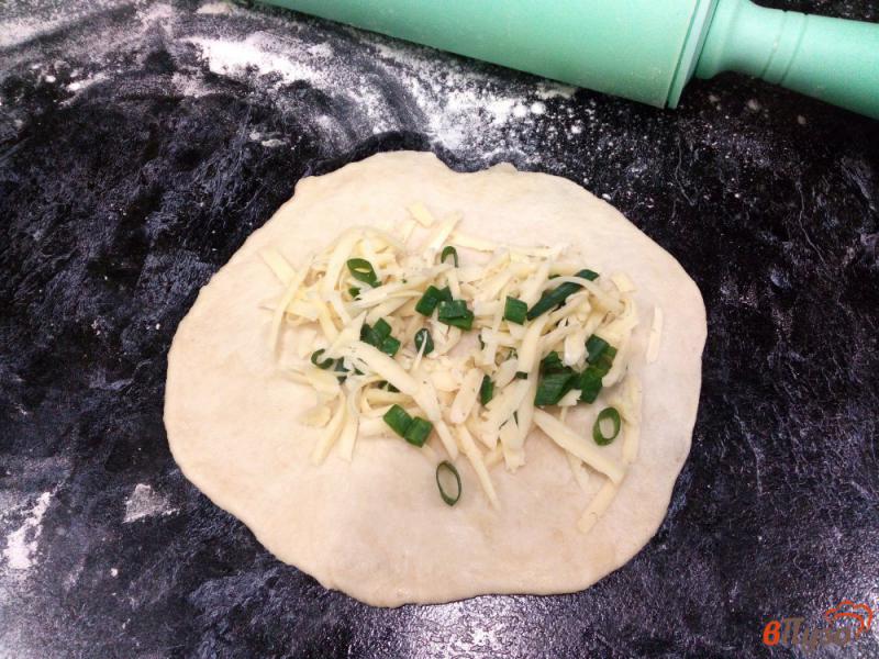 Фото приготовление рецепта: Пирожки с сыром и зеленым луком на сковороде шаг №11
