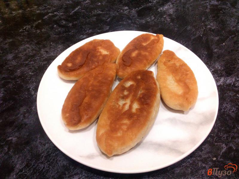 Фото приготовление рецепта: Пирожки с сыром и зеленым луком на сковороде шаг №13