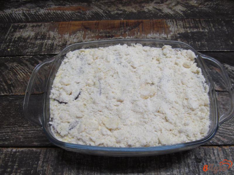 Фото приготовление рецепта: Творожный пирог со сливой шаг №8