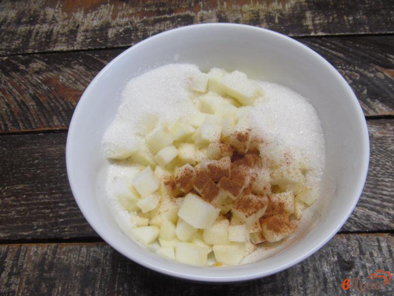Фото приготовление рецепта: Песочный пирог с яблоком шаг №4