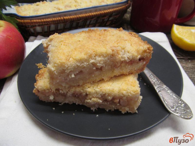 Фото приготовление рецепта: Песочный пирог с яблоком шаг №8