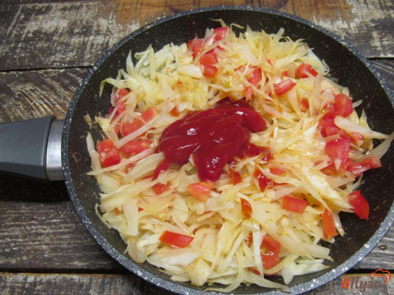 Фото приготовление рецепта: Тушеная капуста с кетчупом шаг №4
