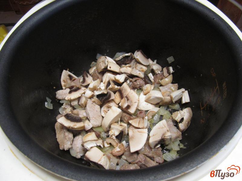 Фото приготовление рецепта: Солянка со свининой и шампиньоном в мультиварке шаг №4