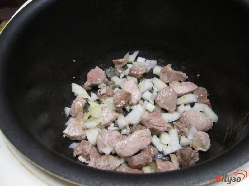 Фото приготовление рецепта: Солянка со свининой и шампиньоном в мультиварке шаг №3