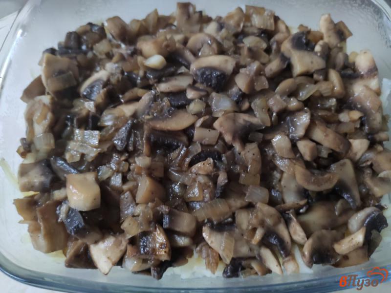 Фото приготовление рецепта: Картофельная запеканка с грибами шаг №7