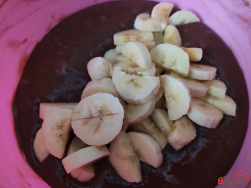 Фото приготовление рецепта: Шоколадный пирог с бананом шаг №3