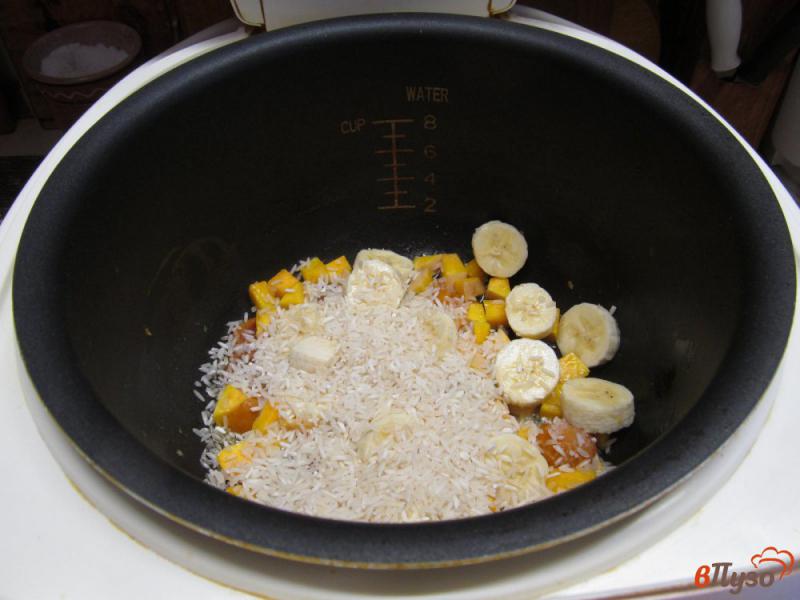 Фото приготовление рецепта: Рисовая каша с тыквой и абрикосом в мультиварке шаг №3