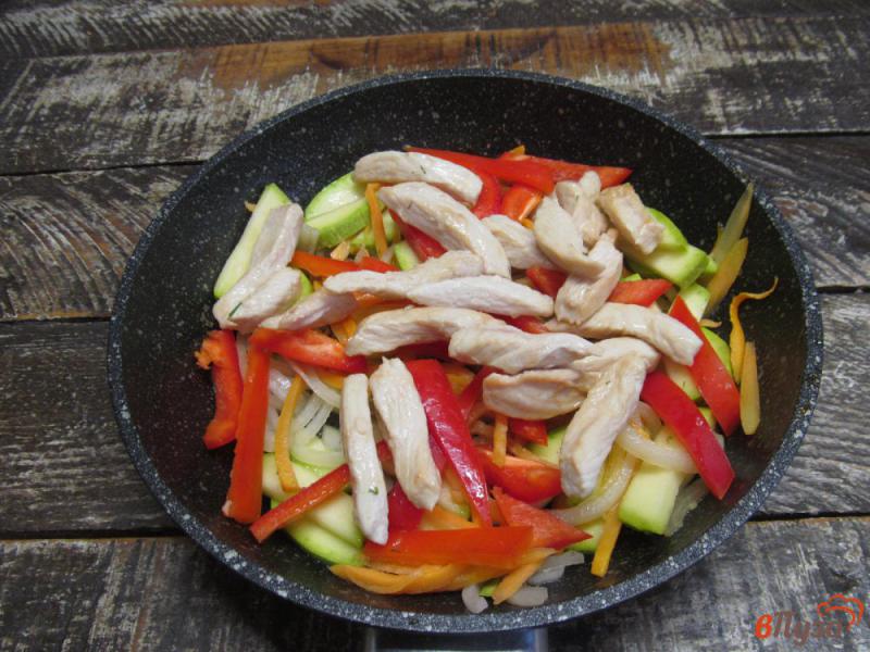 Фото приготовление рецепта: Гречневая паста с курицей и овощами шаг №5