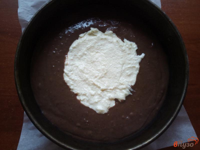 Фото приготовление рецепта: Шоколадный пирог с творогом шаг №7