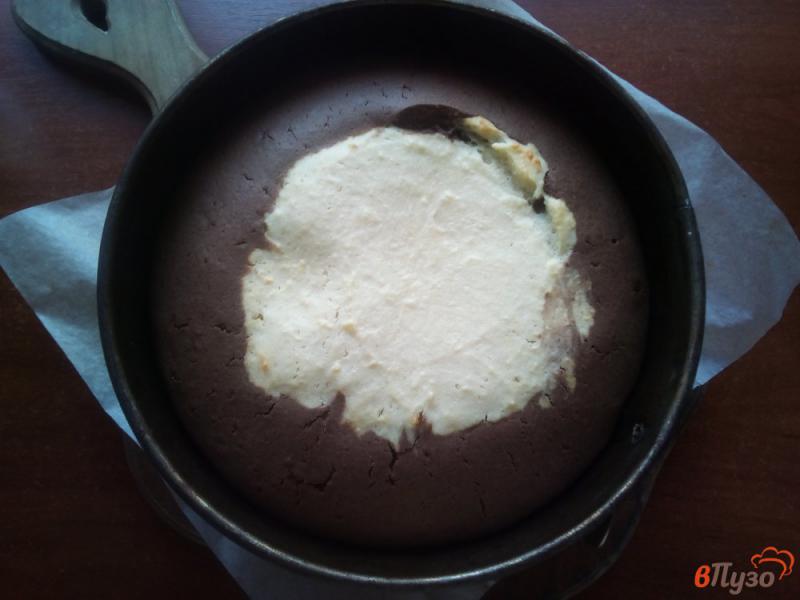 Фото приготовление рецепта: Шоколадный пирог с творогом шаг №8