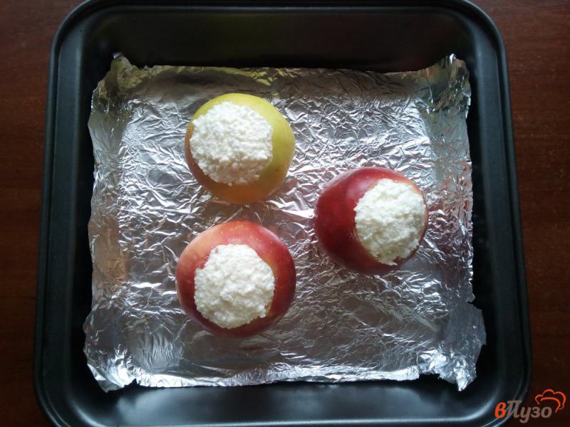 Фото приготовление рецепта: Яблоки запечённые с творогом шаг №5