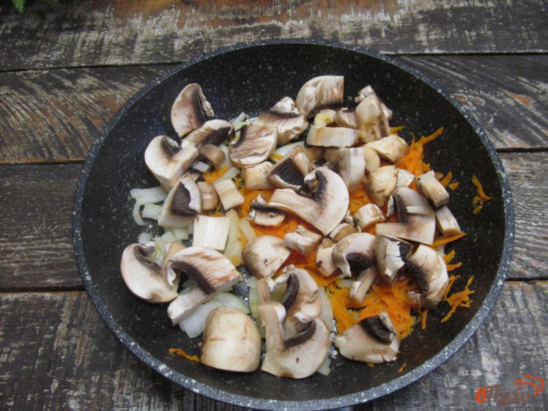 Фото приготовление рецепта: Запеканка из капусты с грибами и помидором шаг №5