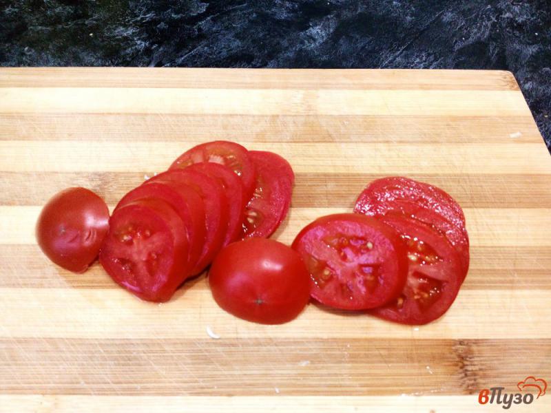 Фото приготовление рецепта: Бутерброды с намазкой, помидорами и шпротами шаг №6