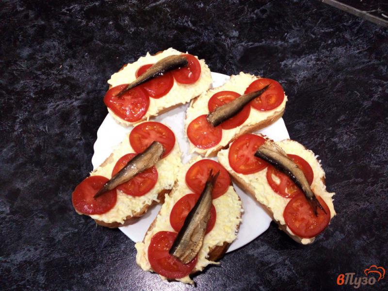 Фото приготовление рецепта: Бутерброды с намазкой, помидорами и шпротами шаг №7