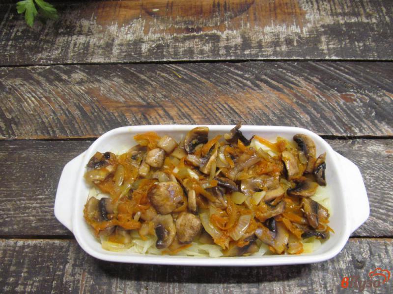 Фото приготовление рецепта: Запеканка из капусты с грибами и помидором шаг №6