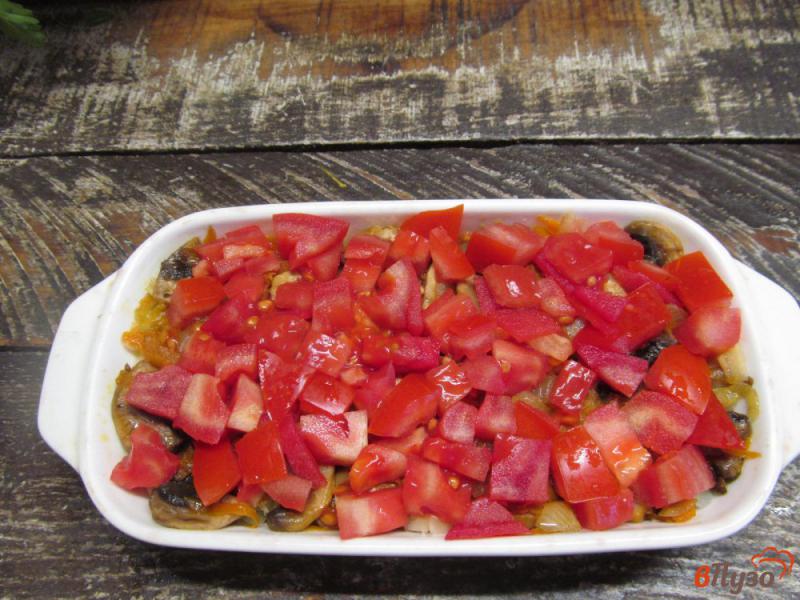 Фото приготовление рецепта: Запеканка из капусты с грибами и помидором шаг №7