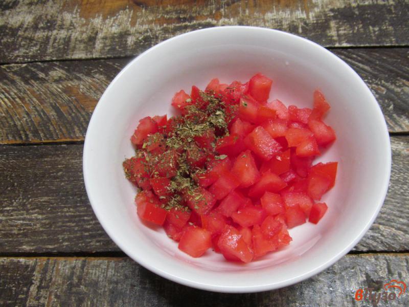 Фото приготовление рецепта: Брускетта из домашней лепешки с томатами и жареным луком шаг №9