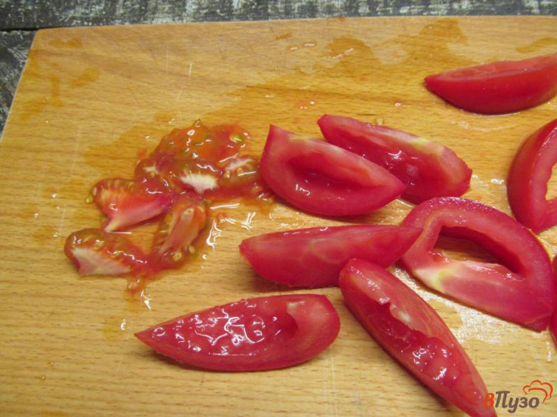 Фото приготовление рецепта: Брускетта из домашней лепешки с томатами и жареным луком шаг №8