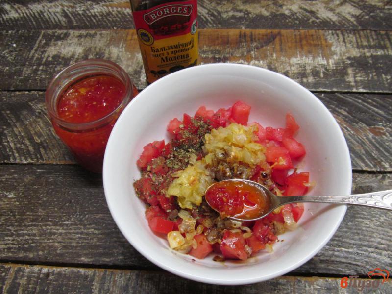 Фото приготовление рецепта: Брускетта из домашней лепешки с томатами и жареным луком шаг №10