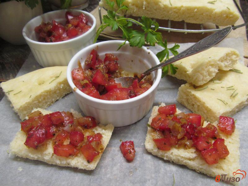 Фото приготовление рецепта: Брускетта из домашней лепешки с томатами и жареным луком шаг №11