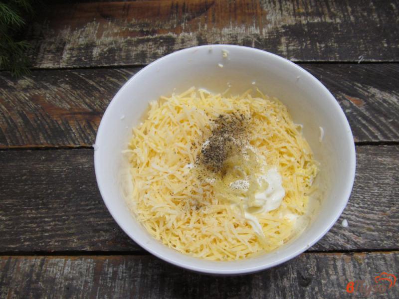 Фото приготовление рецепта: Сосиски с яйцом и сыром в лаваше шаг №2