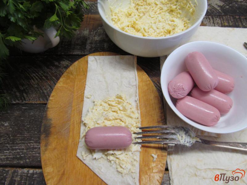 Фото приготовление рецепта: Сосиски с яйцом и сыром в лаваше шаг №4