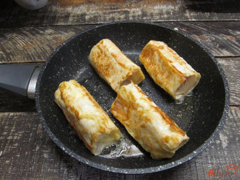 Фото приготовление рецепта: Сосиски с яйцом и сыром в лаваше шаг №6