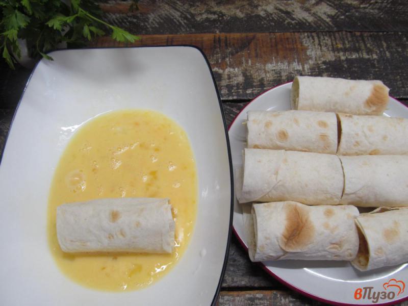 Фото приготовление рецепта: Сосиски с яйцом и сыром в лаваше шаг №5