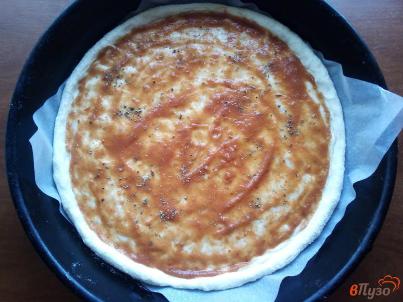 Фото приготовление рецепта: Пицца с колбасой и курицей шаг №2
