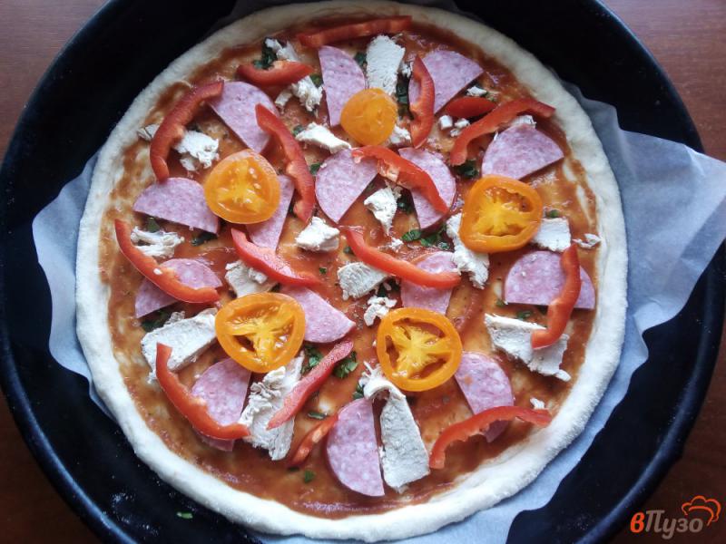 Фото приготовление рецепта: Пицца с колбасой и курицей шаг №5