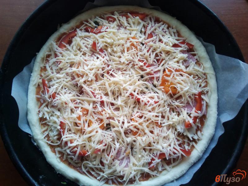 Фото приготовление рецепта: Пицца с колбасой и курицей шаг №6