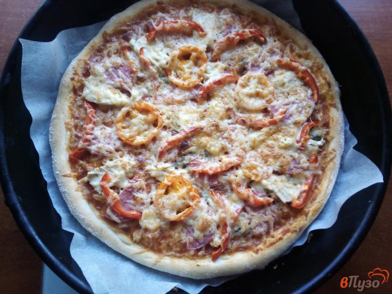 Фото приготовление рецепта: Пицца с колбасой и курицей шаг №7