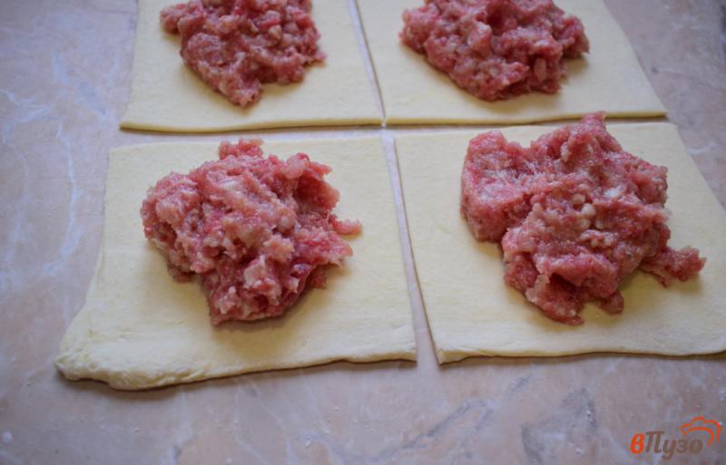 Фото приготовление рецепта: Слоеные булочки с мясом шаг №3