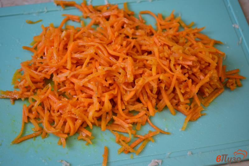 Фото приготовление рецепта: Слоеный салат с курицей и морковью по-корейски шаг №3