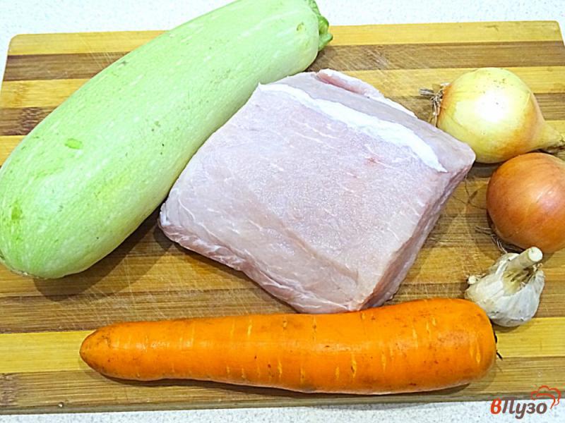 Фото приготовление рецепта: Свинина с кабачками в сметанном соусе шаг №1