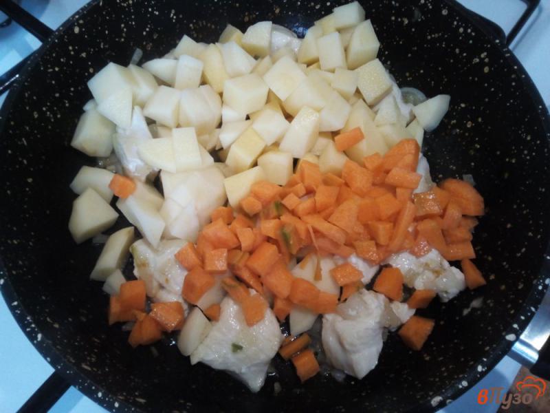 Фото приготовление рецепта: Куриное филе с овощами в сметане шаг №3