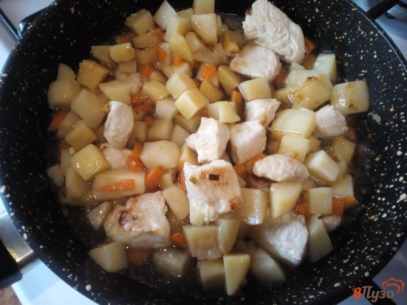 Фото приготовление рецепта: Куриное филе с овощами в сметане шаг №4