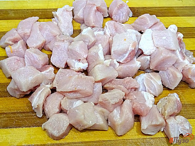 Фото приготовление рецепта: Свинина с кабачками в сметанном соусе шаг №4