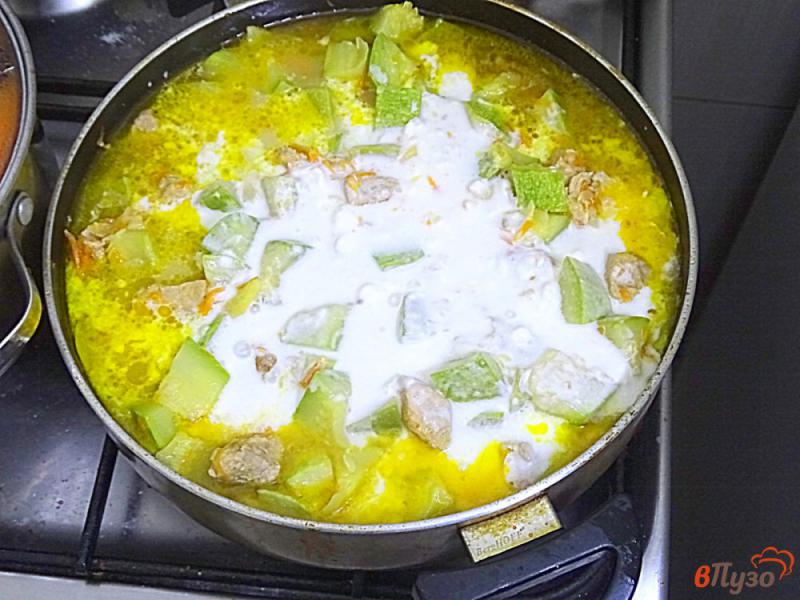 Фото приготовление рецепта: Свинина с кабачками в сметанном соусе шаг №9