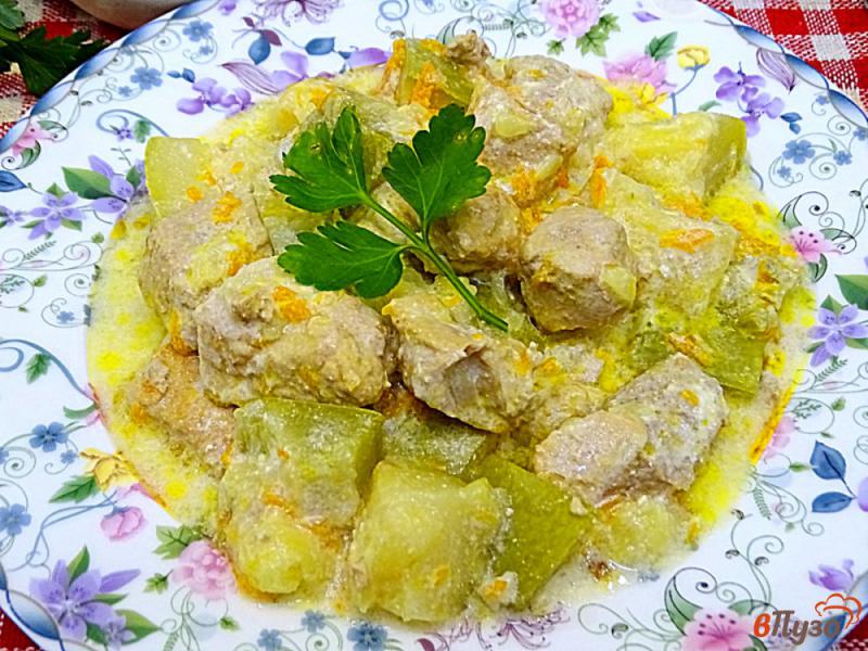 Фото приготовление рецепта: Свинина с кабачками в сметанном соусе шаг №11