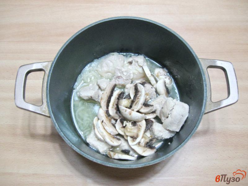 Фото приготовление рецепта: Свинина с грибами в кисло-сладком соусе шаг №4