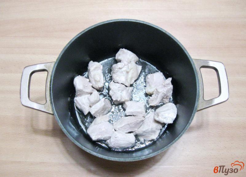 Фото приготовление рецепта: Свинина с грибами в кисло-сладком соусе шаг №2