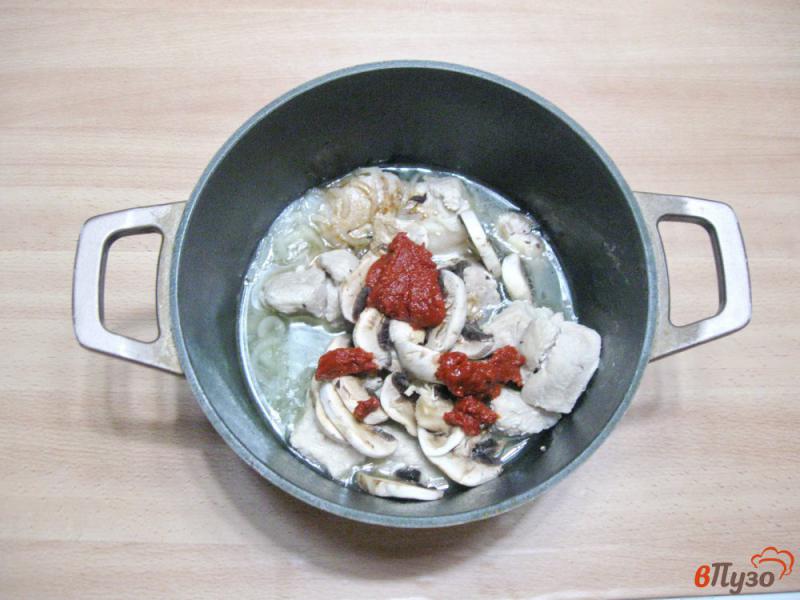 Фото приготовление рецепта: Свинина с грибами в кисло-сладком соусе шаг №5