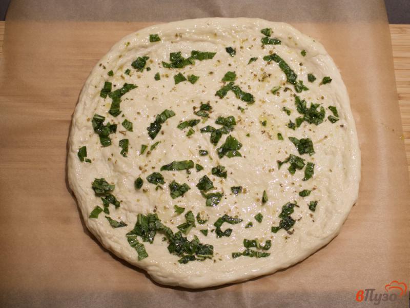 Фото приготовление рецепта: Пицца четыре сыра шаг №8