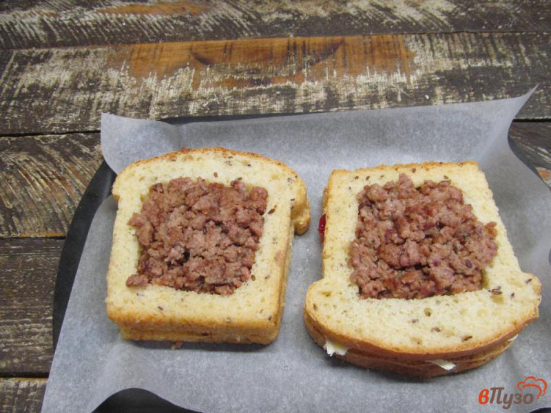 Фото приготовление рецепта: Горячие бутерброды с мясным фаршем шаг №5